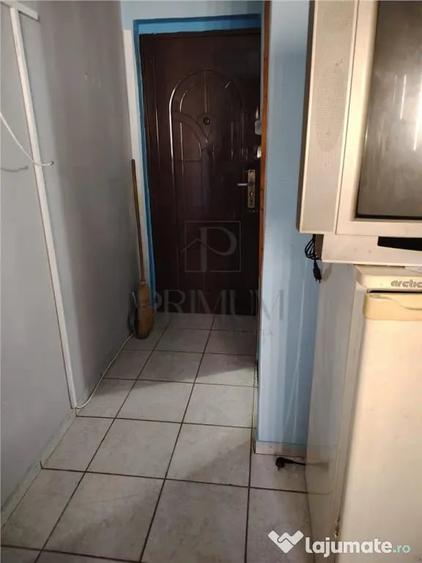 Garsonieră decomandată în Girocului