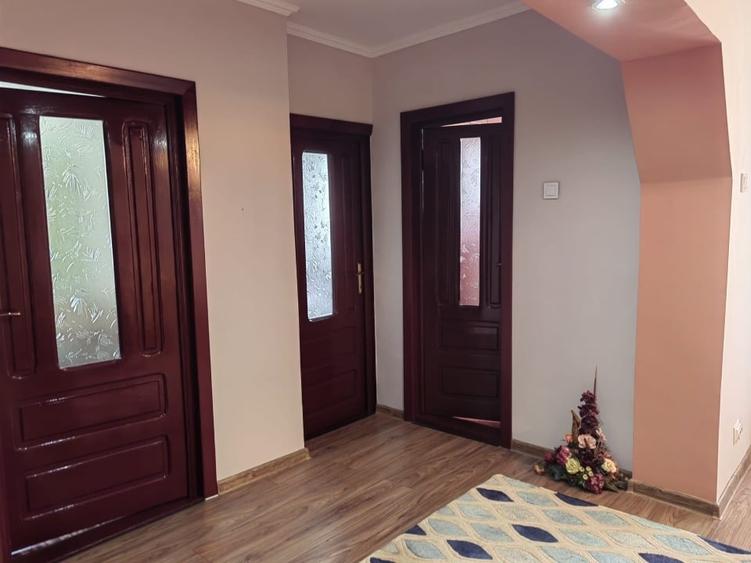 Apartament cu 3 camere decomandat, mobilat în Central