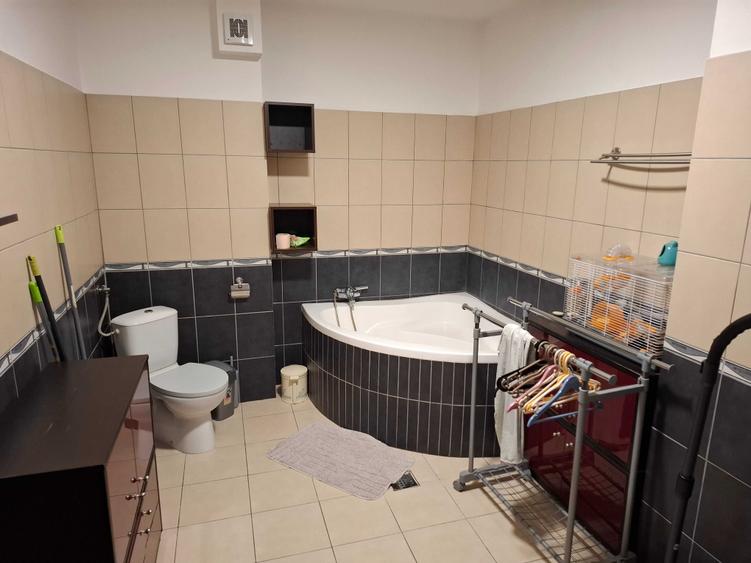 Apartament cu 3 camere semidecomandat în Bucureștii Noi