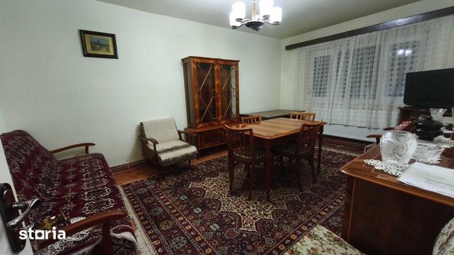 Apartament cu 3 camere decomandat în Florilor