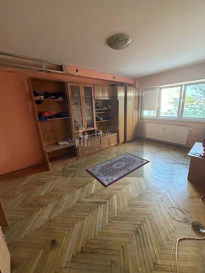 Apartament cu 3 camere semidecomandat în Pantelimon