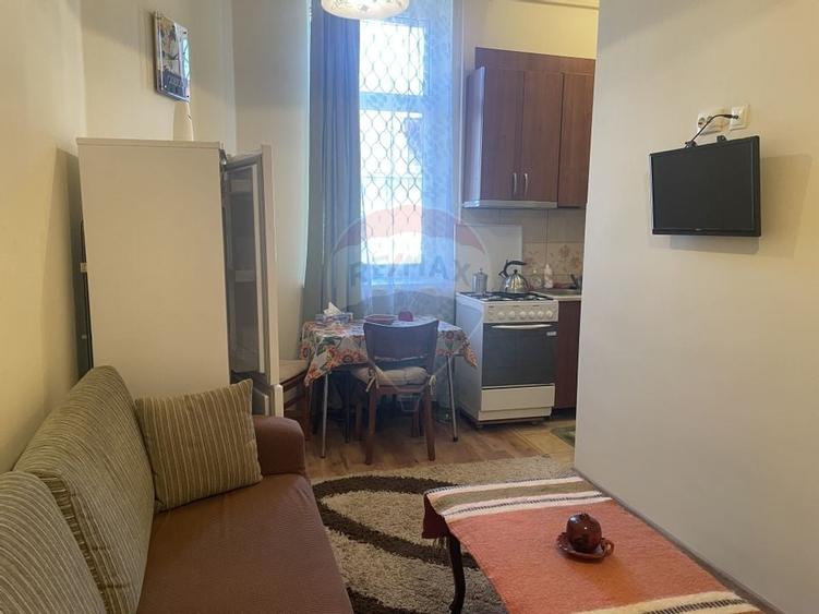 Apartament cu 3 camere semidecomandat, mobilat în Gară