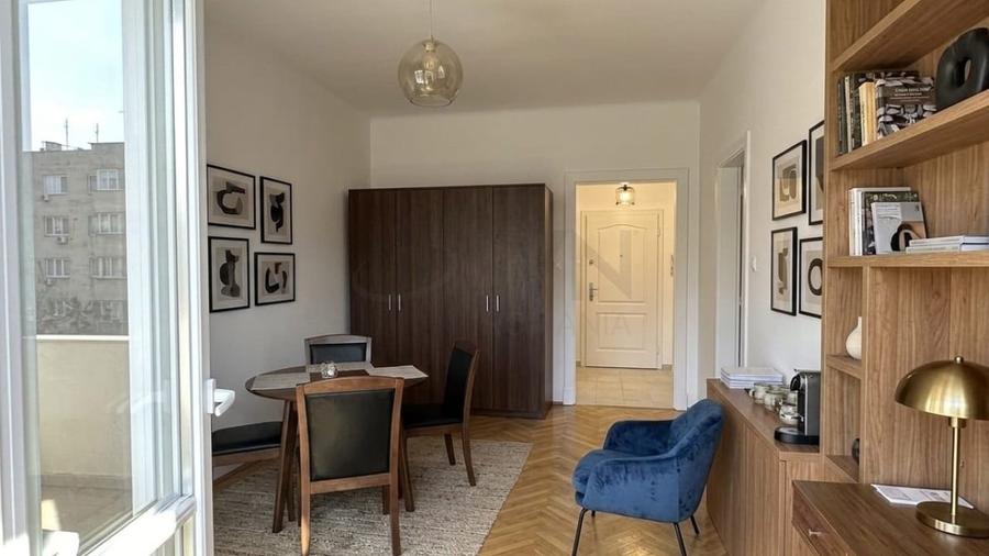Apartament cu 3 camere semidecomandat în 1 Mai