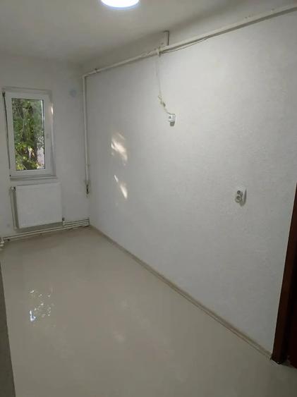 Apartament cu 2 camere semidecomandat în Titu