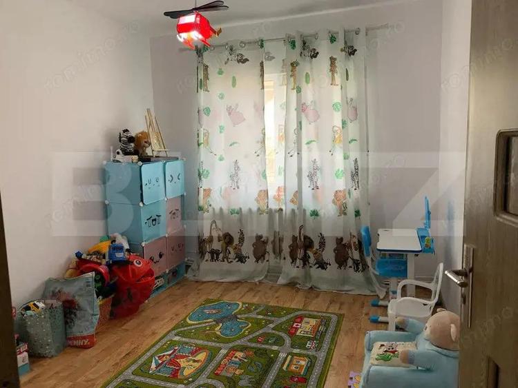 Apartament cu 3 camere decomandat în Teiu