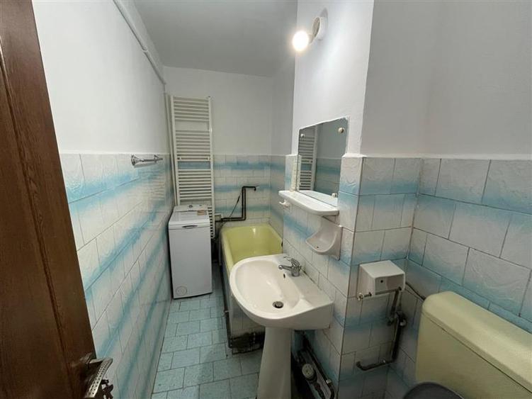 Apartament cu 3 camere decomandat, mobilat în Est