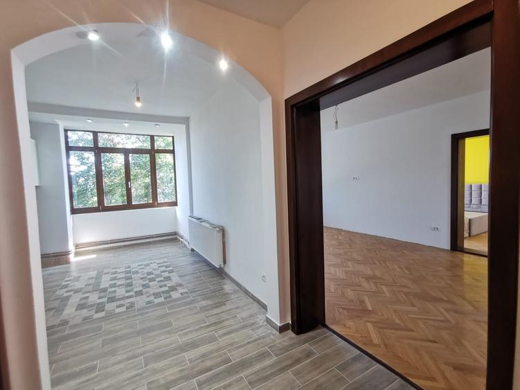 Apartament cu 5 camere decomandat în Soarelui