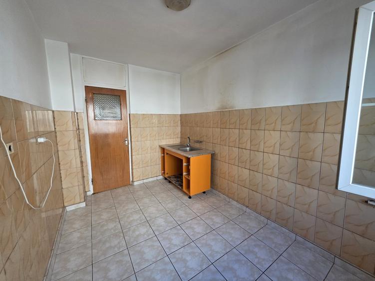Apartament cu 3 camere semidecomandat în Chișinau