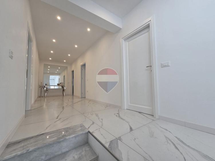 Casă individuală cu 7 camere cu Piscina în Est