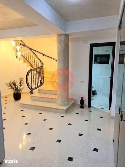 Casă cu 10 camere cu Teren 394 Mp în Central