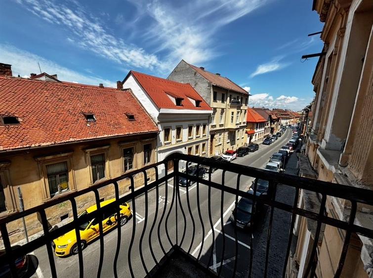 Apartament cu 6 camere decomandat în Centrul Istoric