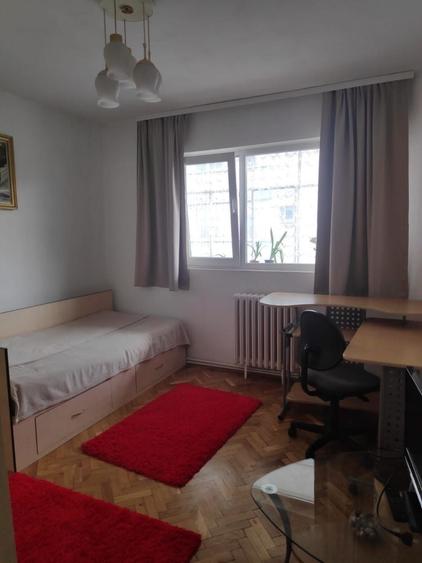 Apartament cu 3 camere decomandat în Cornișa