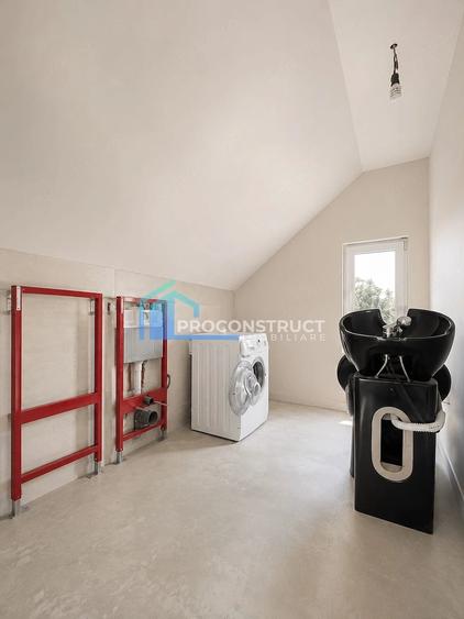 Casă cu 5 camere cu Teren 487 Mp în Plopi