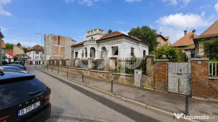 Casă cu 7 camere cu Teren 1048 Mp în Central