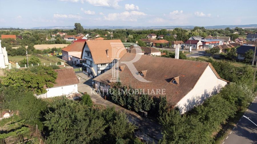 Casă individuală cu 11 camere cu Canalizare în Ineu