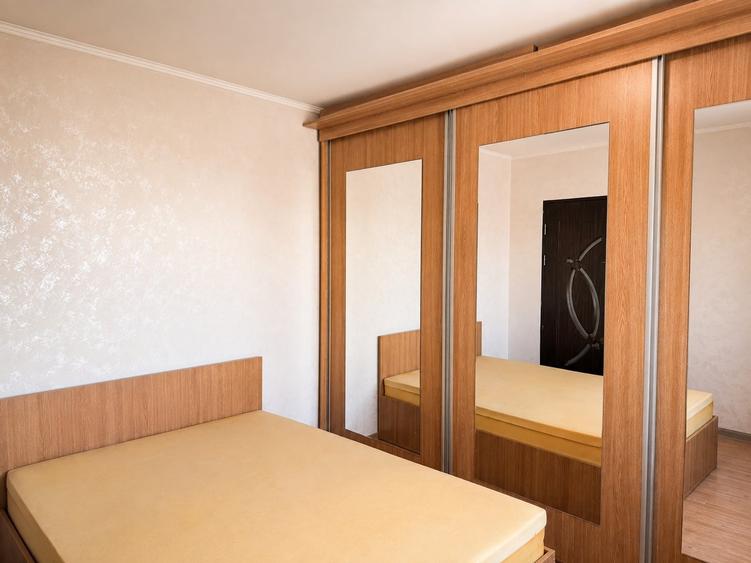 Apartament cu 3 camere decomandat, mobilat în Central