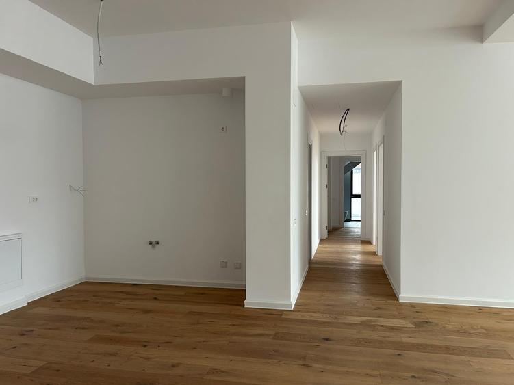 Apartament cu 4 camere semidecomandat în Aviației