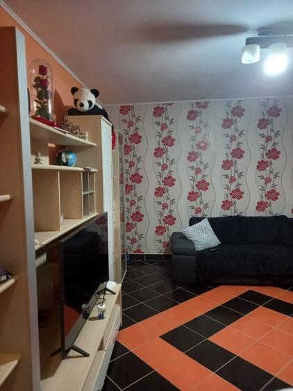Apartament cu 2 camere decomandat în Uiești