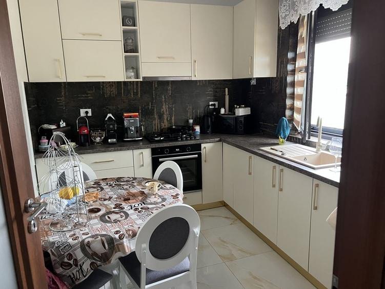 Casă cu 4 camere în Central