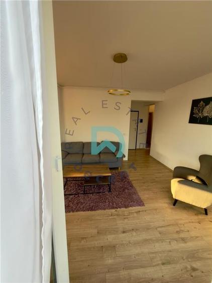 Apartament cu 3 camere decomandat în Tractorul