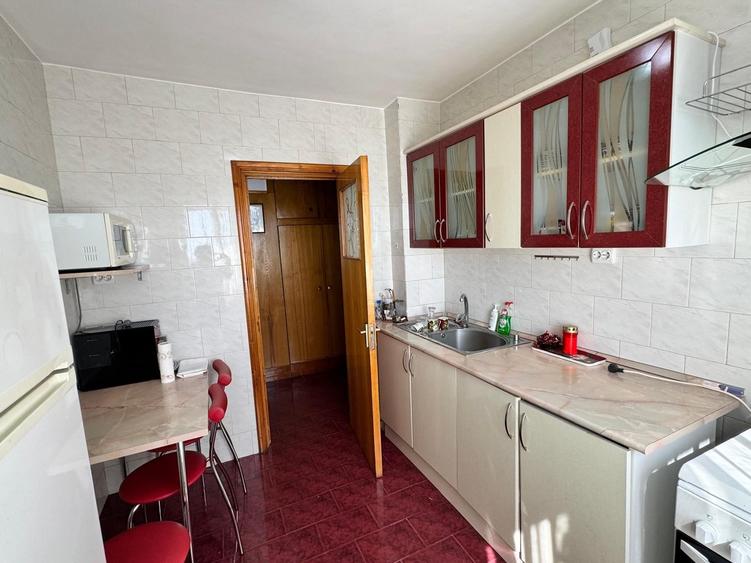Apartament cu 3 camere semidecomandat în Bucur Obor
