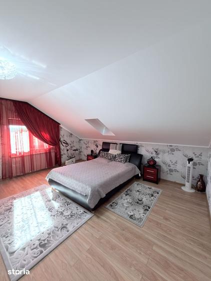 Casă cu 8 camere cu Teren 100 Mp în Mihai Eminescu