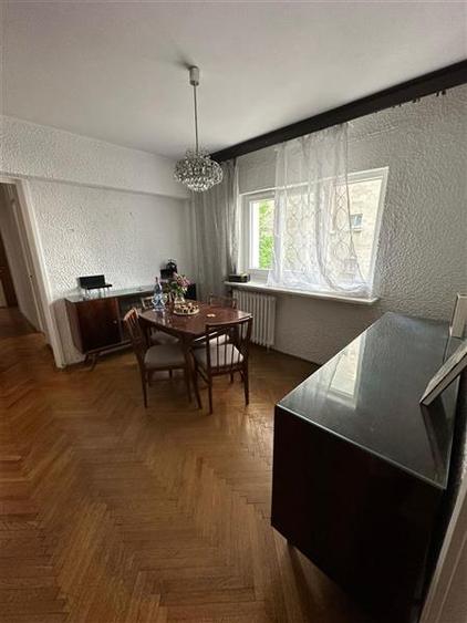 Apartament cu 4 camere decomandat, mobilat în Calea Victoriei