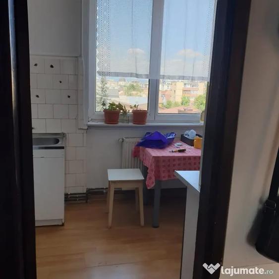Apartament cu 2 camere decomandat în Tractorul