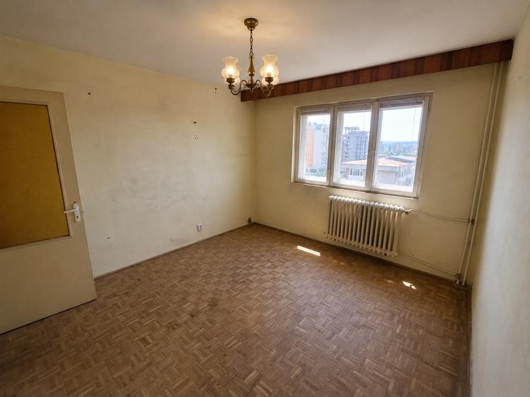 Apartament cu 3 camere decomandat în Craiovița Nouă