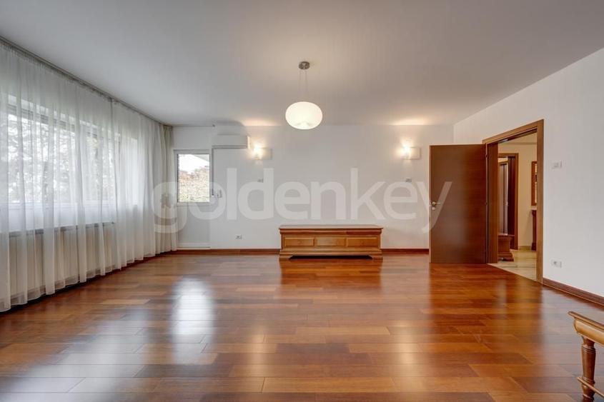 Apartament cu 4 camere decomandat în Dacia