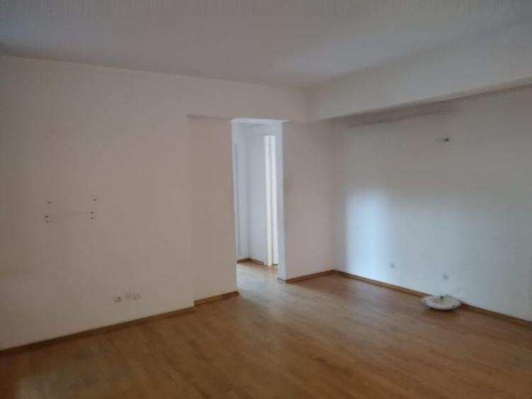 Apartament cu 3 camere decomandat în Banu Manta