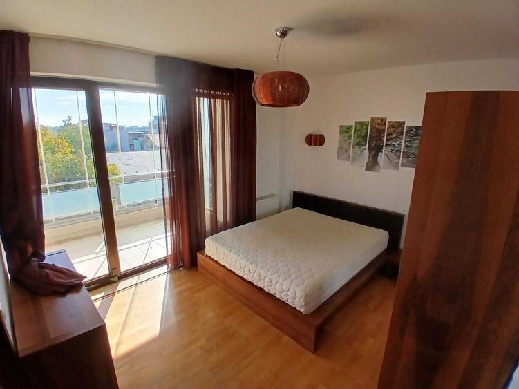 Apartament cu 4 camere decomandat în Est