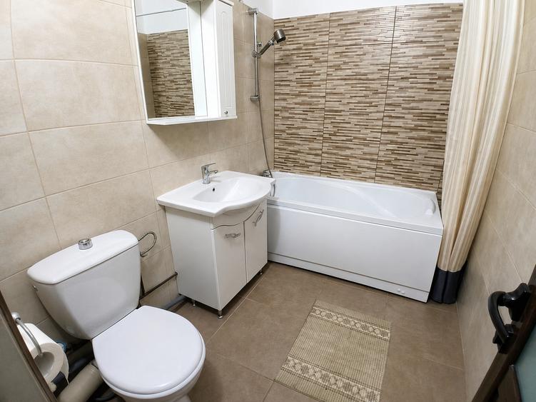 Apartament cu 3 camere decomandat, mobilat în Nicolina
