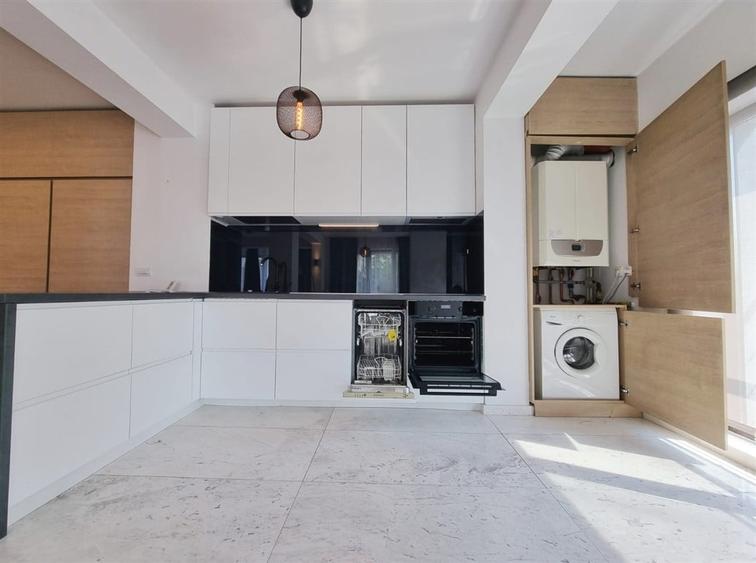 Apartament cu 4 camere decomandat în Floreasca