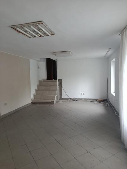 Casă cu 11 camere cu Canalizare în P-ța Victoriei