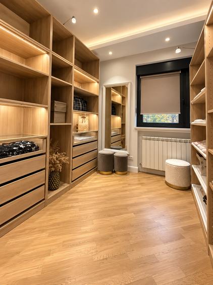 Apartament cu 3 camere semidecomandat în P-ța Dorobanți