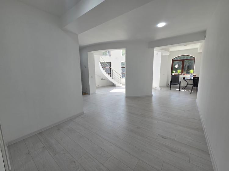 Casă individuală cu 5 camere cu Canalizare în Central