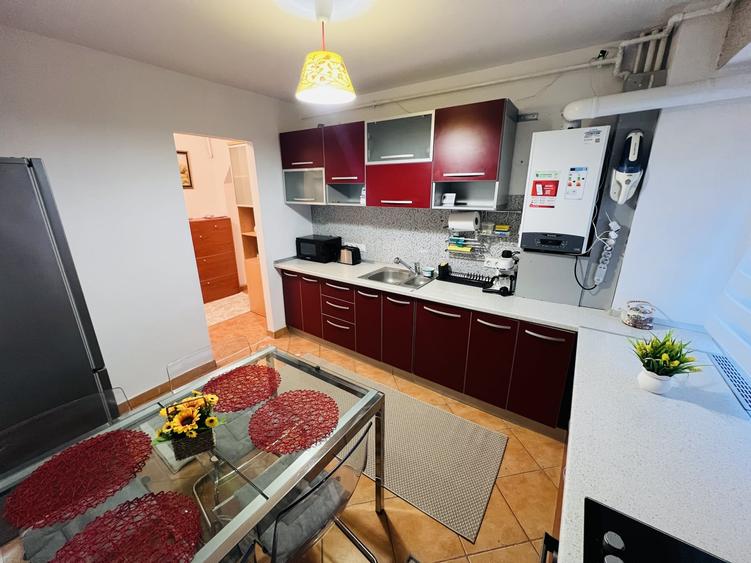 Apartament cu 4 camere decomandat, mobilat în Tei