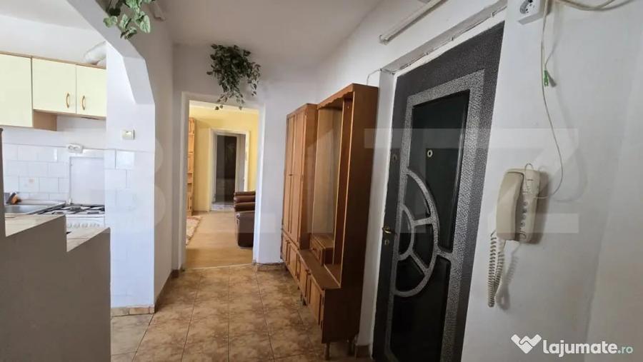 Apartament cu 3 camere semidecomandat în Micro 16