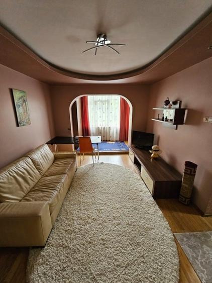 Apartament cu 3 camere semidecomandat, mobilat în Podu Roș