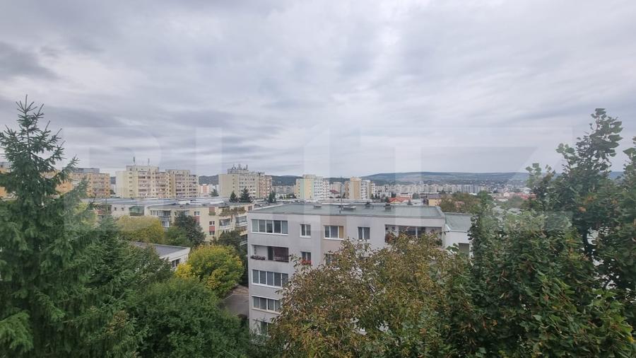 Apartament cu 4 camere semidecomandat, mobilat în Mănăștur