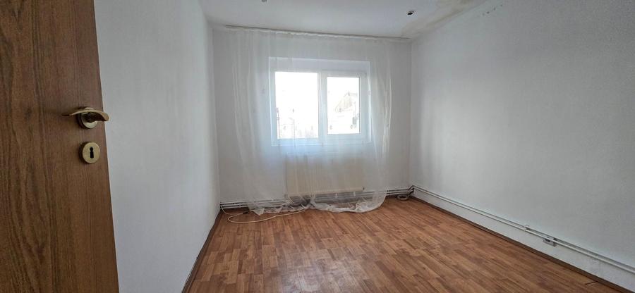 Apartament cu 3 camere decomandat în Micro 6