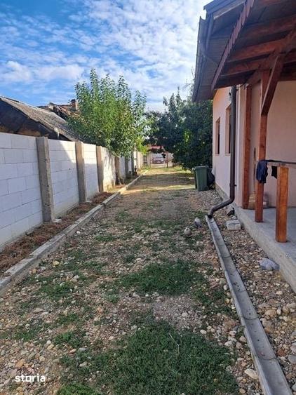 Casă cu 4 camere cu Teren 215 Mp în Coșteiu