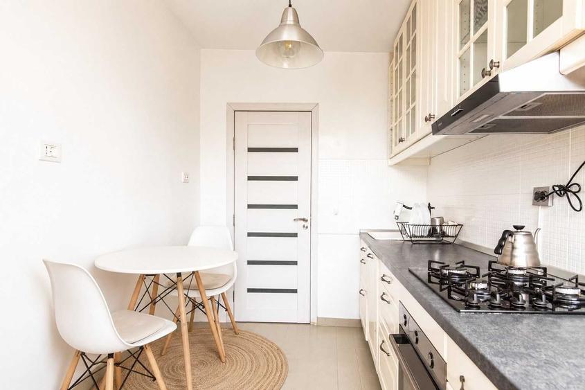 Apartament cu 3 camere semidecomandat, mobilat în Dorobanți
