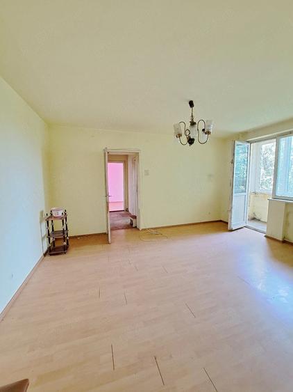 Apartament cu 3 camere semidecomandat în Funcționarilor