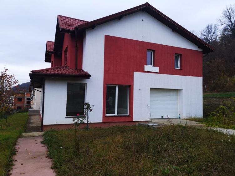 Casă individuală cu 5 camere cu Garaj în Ștefănești