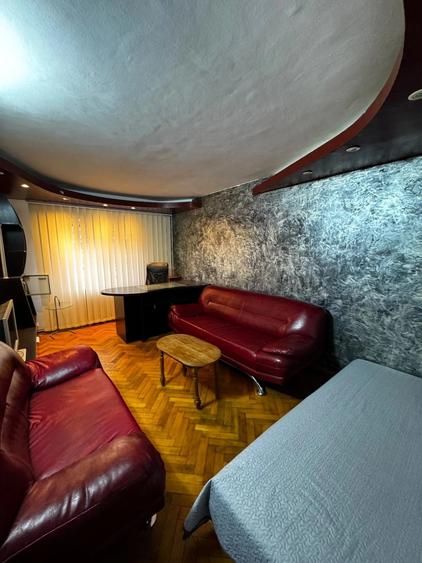 Apartament cu 3 camere decomandat în Podul de Fier