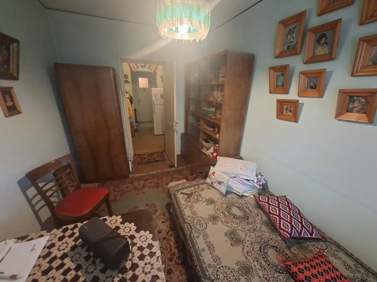 Apartament cu 4 camere semidecomandat în Podu Roș