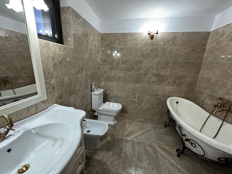 Casă cu 4 camere cu Teren 2000 Mp în Central