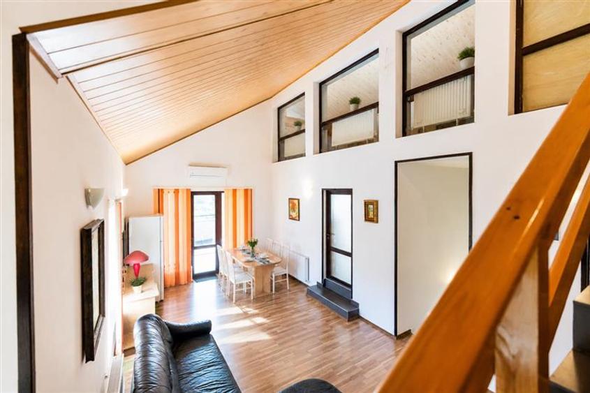 Casă cu 8 camere cu Garaj în Exterior Est
